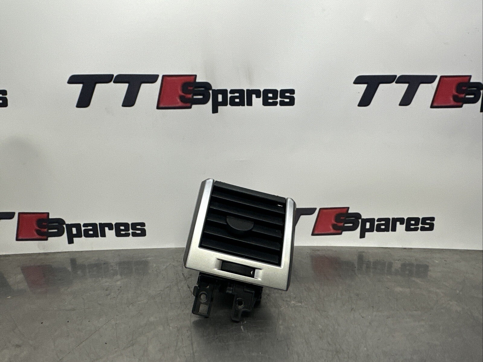 2005-2009 RANGE ROVER SPORT  MIDDLE PASSANGER SIDE AIR VENT JBD500170XXX