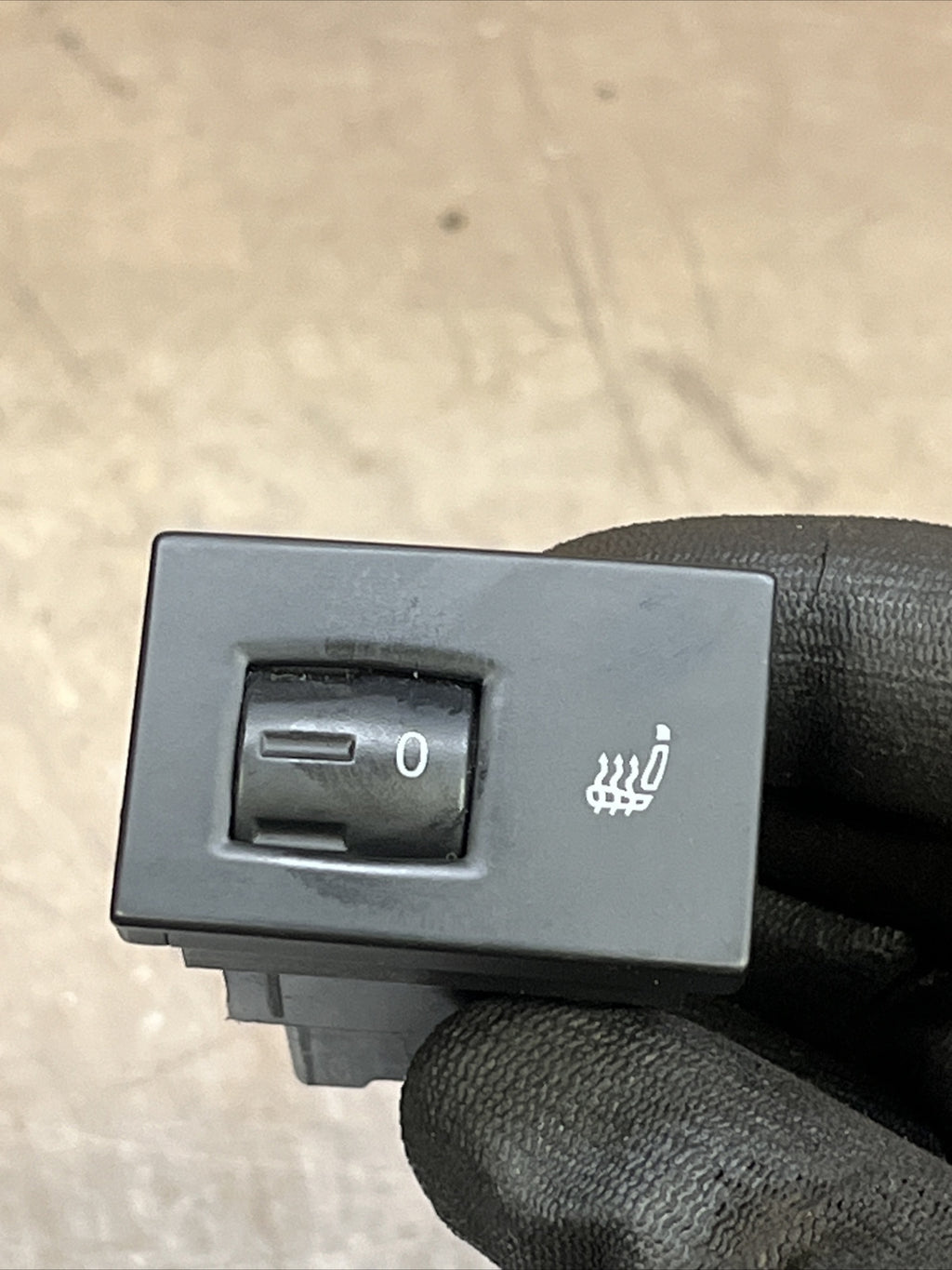 VOLKSWAGEN TOUAREG 7L LEFT SEAT HEATER SWITCH BUTTON 7L6963569C OEM