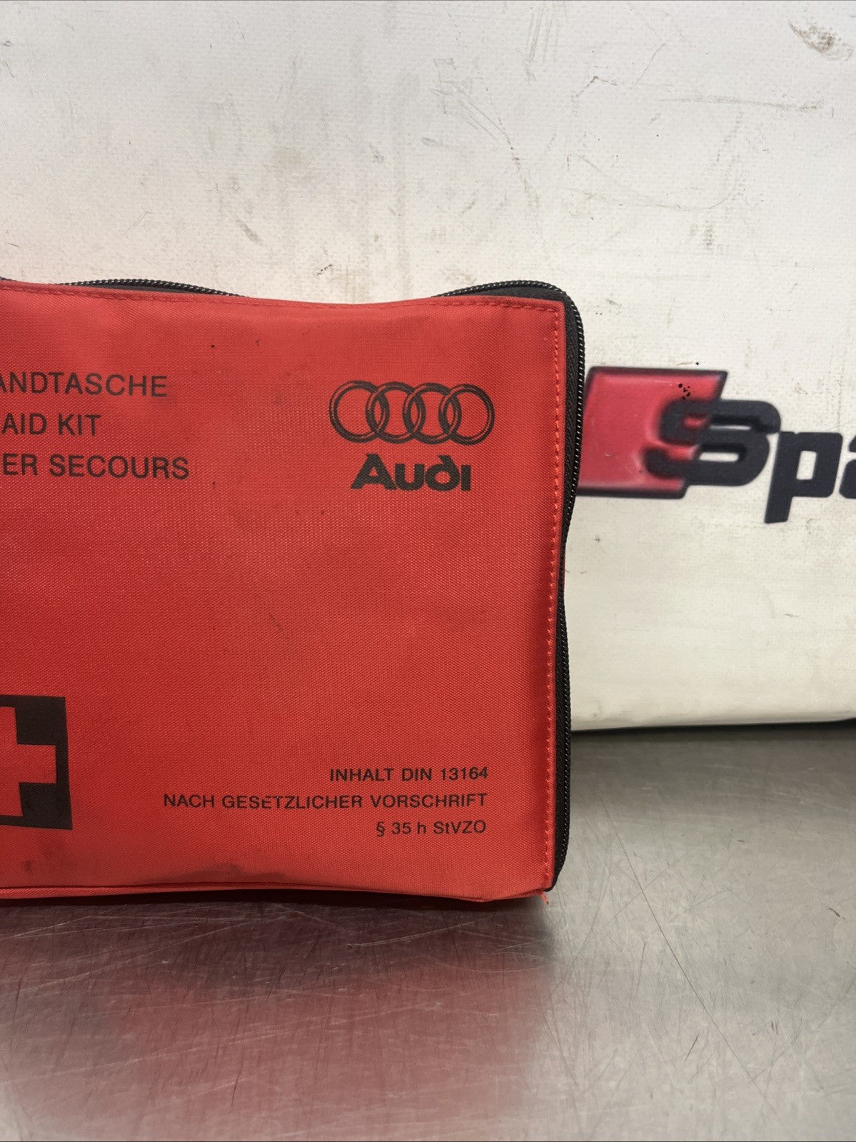 Audi Q7  First Aid Kit With Full Stuff Inside (8P0860282A)