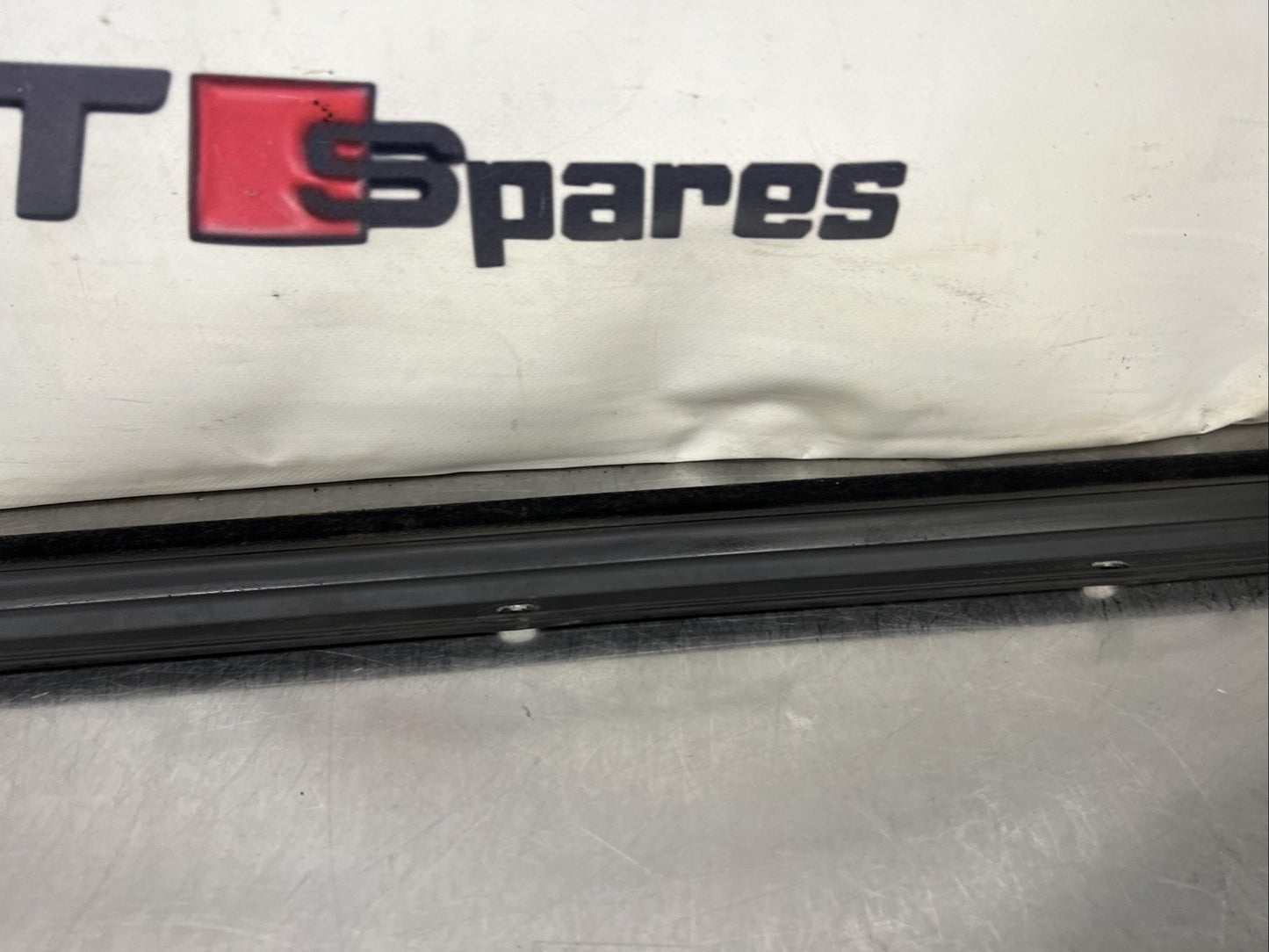 Auti TT Mk1 8N Coupe Exterior Door Window Seal Strip Front Right O/S 8N8837478A