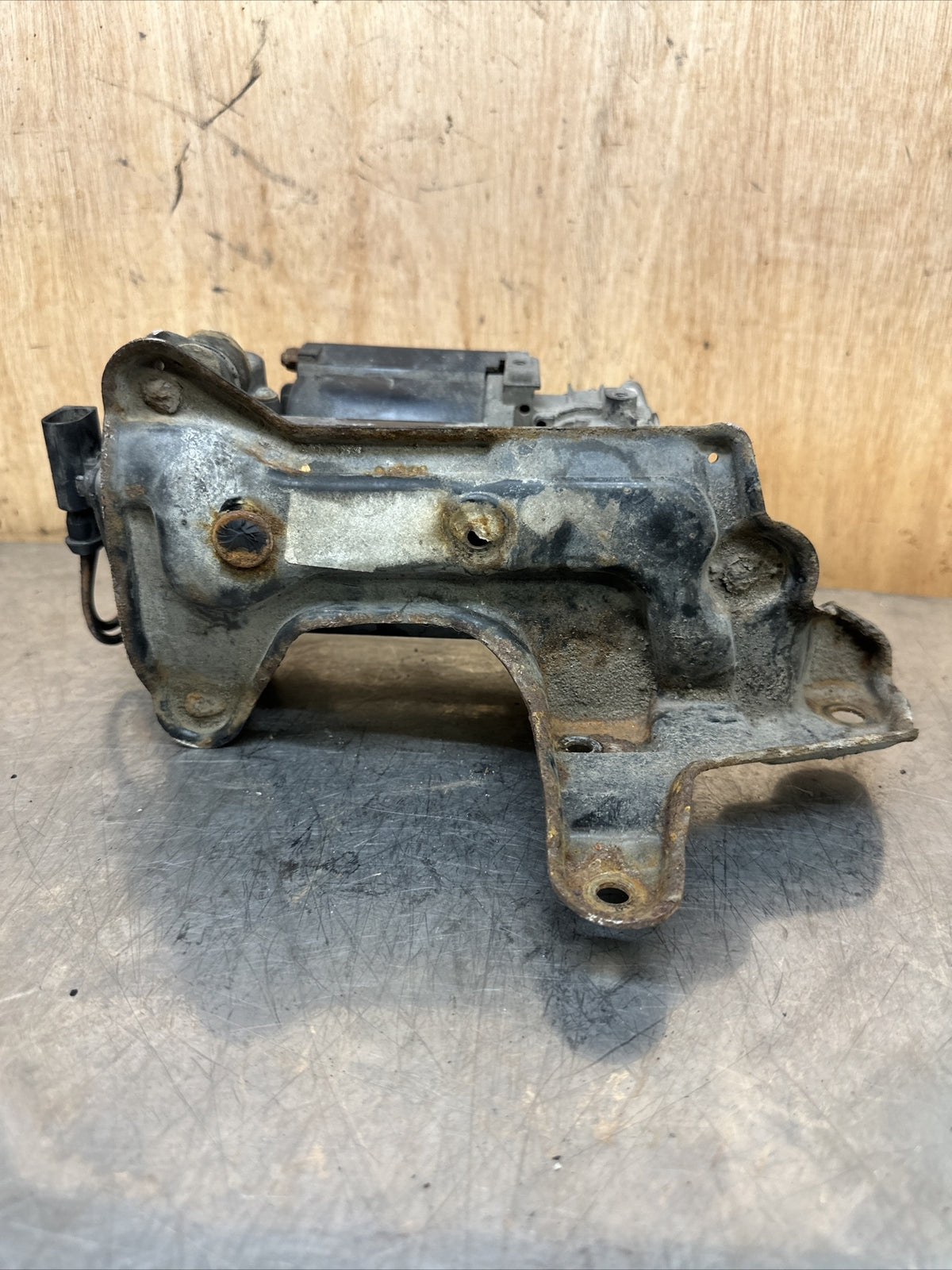 MERCEDES-BENZ S-CLASS W220 98-05 AIR SUSPENSION COMPRESSOR PUMP A211320030401