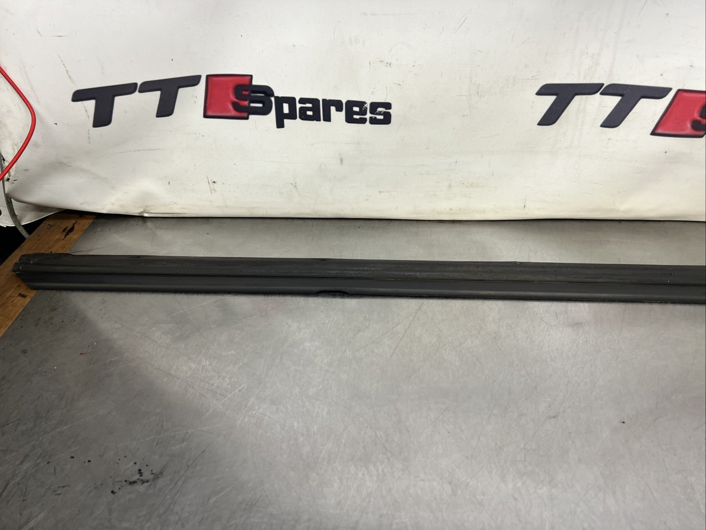 Auti TT Mk1 8N Coupe Exterior Door Window Seal Strip Front Right O/S 8N8837478A