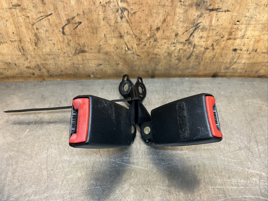 AUDI TT MK1 98-06 8N REAR RIGHT AND LEFT PAIR OF SEAT BELT BUCKLES BUCKLE CLASP.