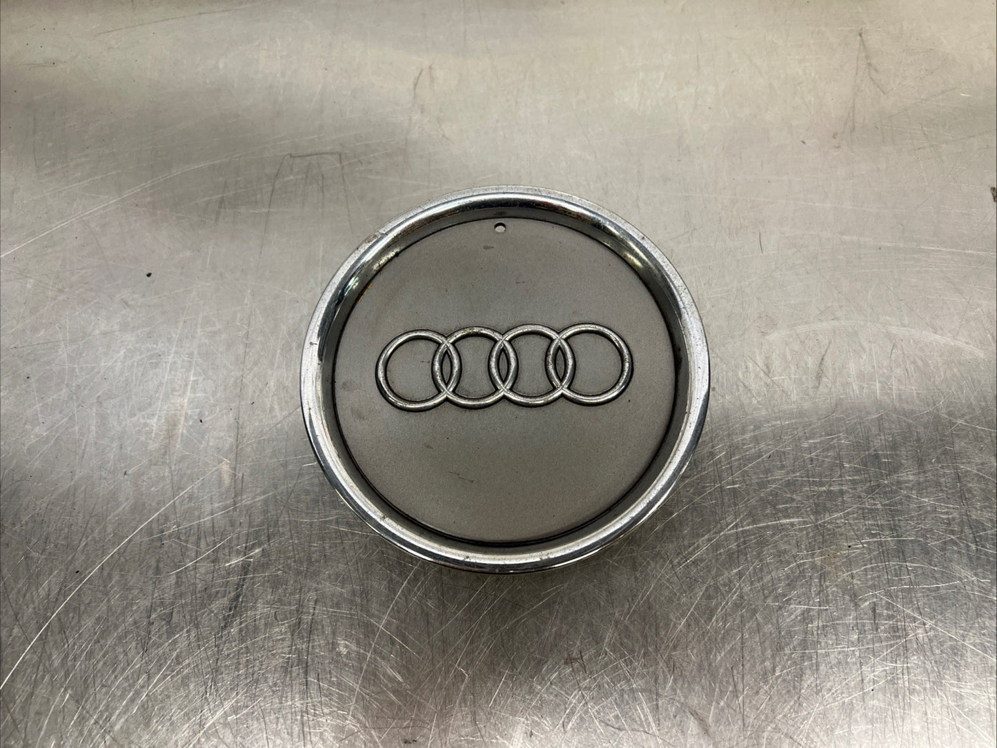 1x GENUINE AUDI A4 A6 4B ALLOY CENTRE CAP / HUB CAP 8L0 601 165A