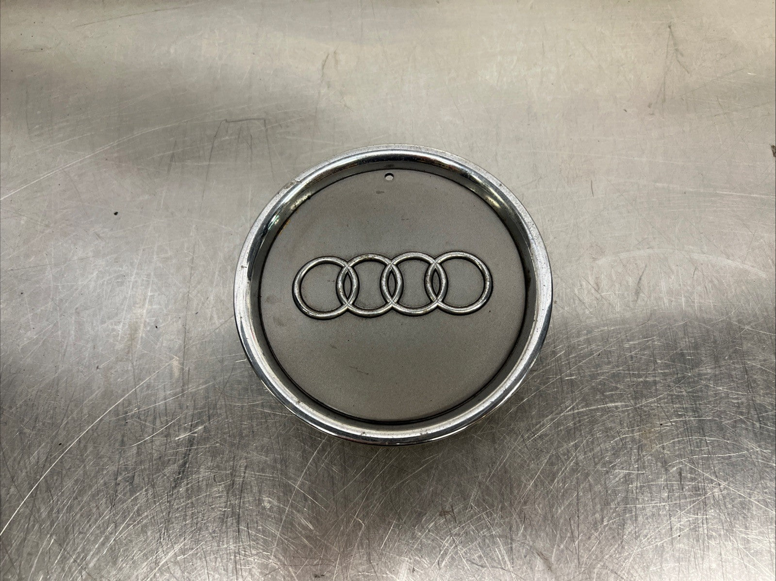 1x GENUINE AUDI A4 A6 4B ALLOY CENTRE CAP / HUB CAP 8L0 601 165A