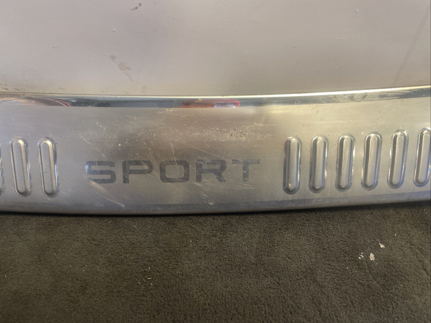 GENUINE RANGE ROVER SPORT 2005 - 2012 TAILAGTE SCUFF PLATE LR007322