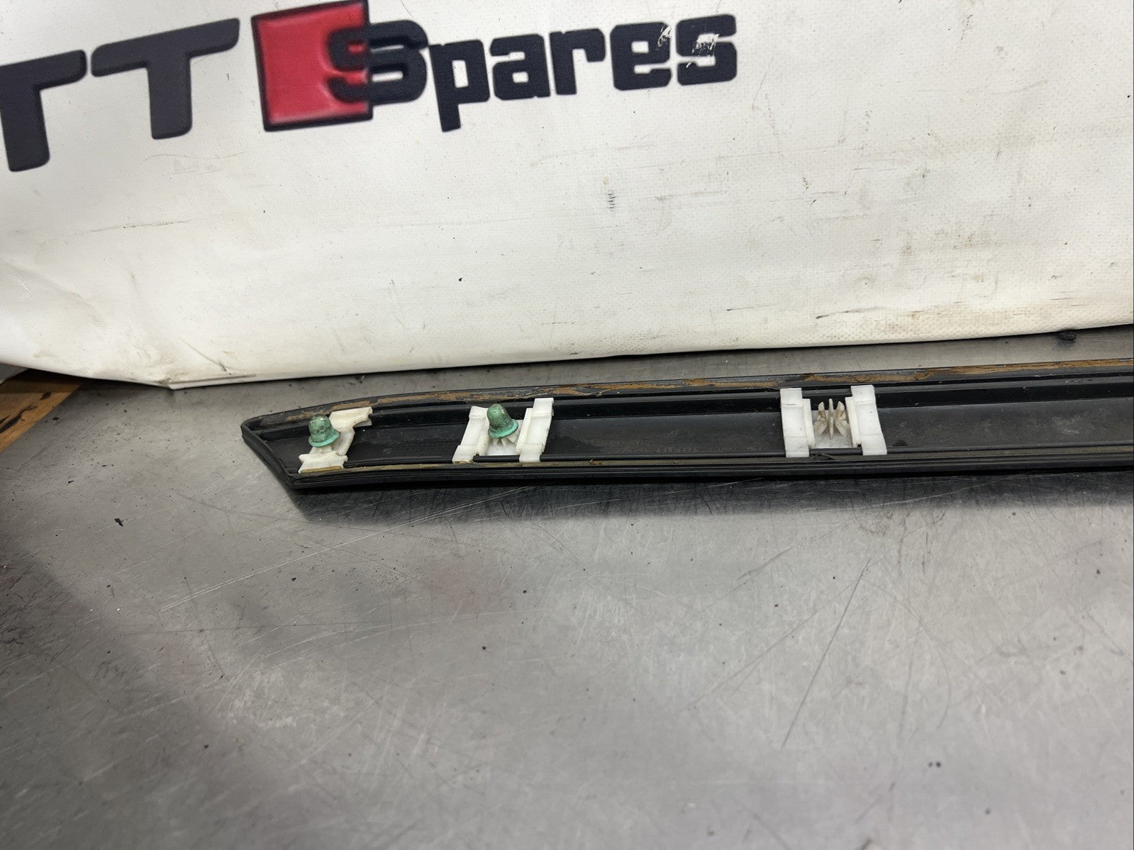 VW GOLF MK3.5 REAR LEFT TRIM MOULDING BLACK 1H3853535 COLOUR CONCERT PAINTED