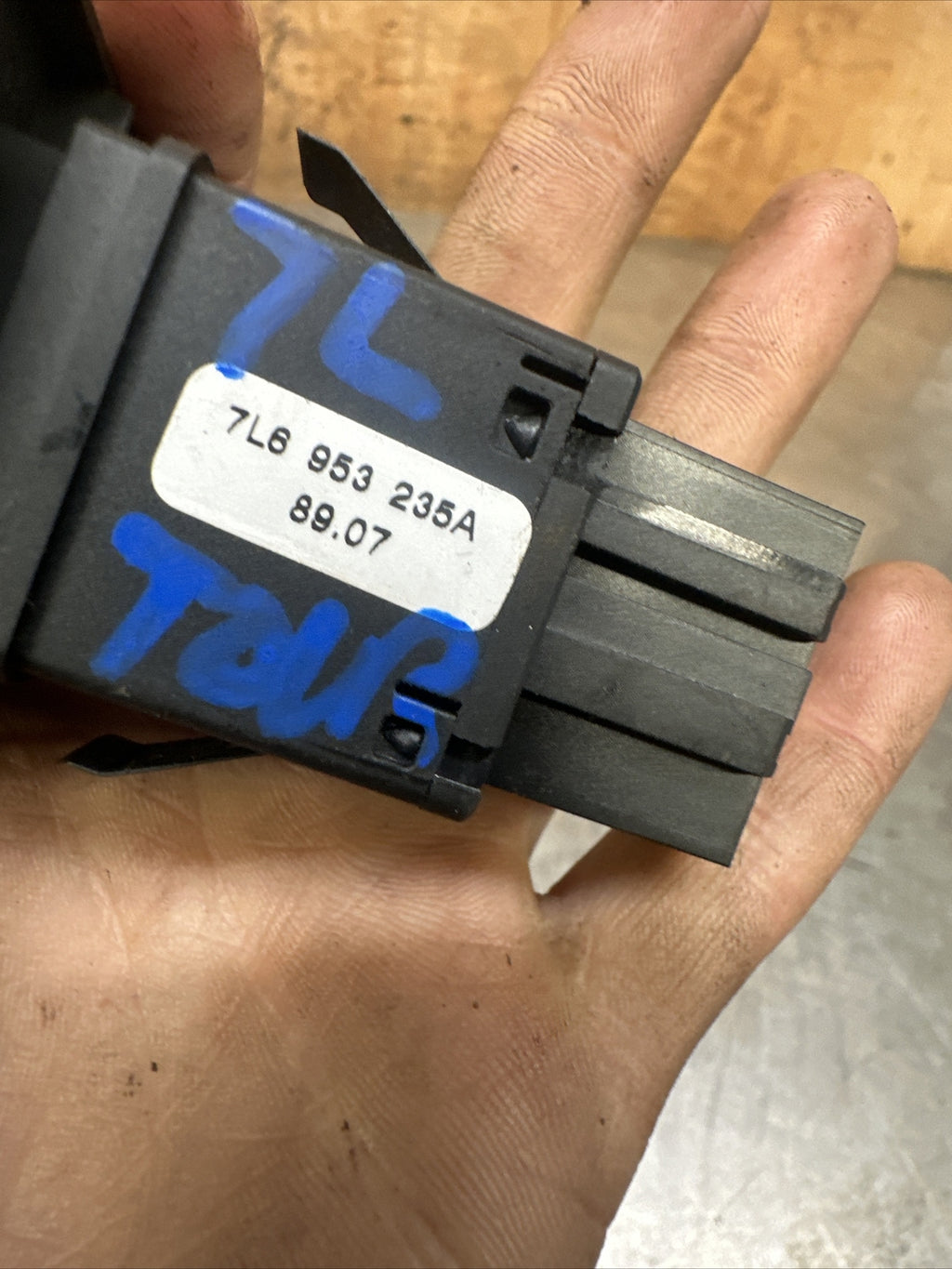 7L6953235A VOLKSWAGEN TOAREG HAZARD WARNING LIGHT SWITCH  2002-2008