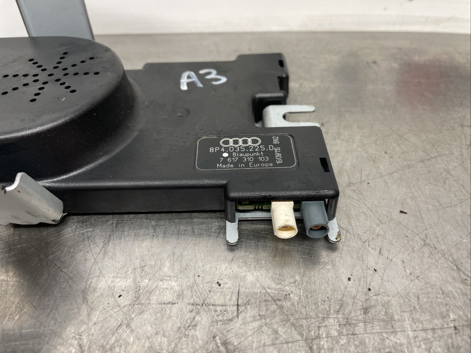 8P4035225D AUDI A3 8P AERIAL ANTENNA AMPLIFIER BOOSTER 2010 