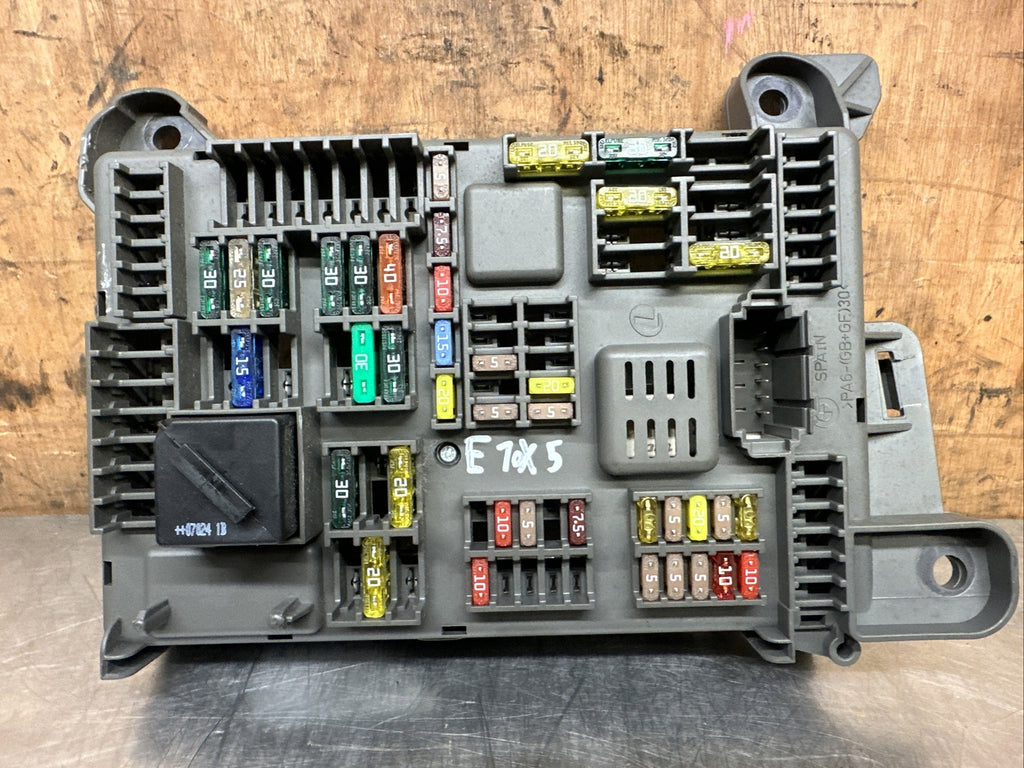B010105300 BMW E70 FUSE BOX POWER DISTRIBUTION BOX