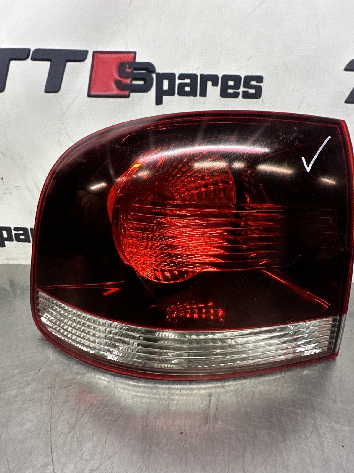 28259002 VOLKSWAGEN TOUAREG SPORT PASSENGER SIDE OUTER REAR LIGHT UNIT (2005) 