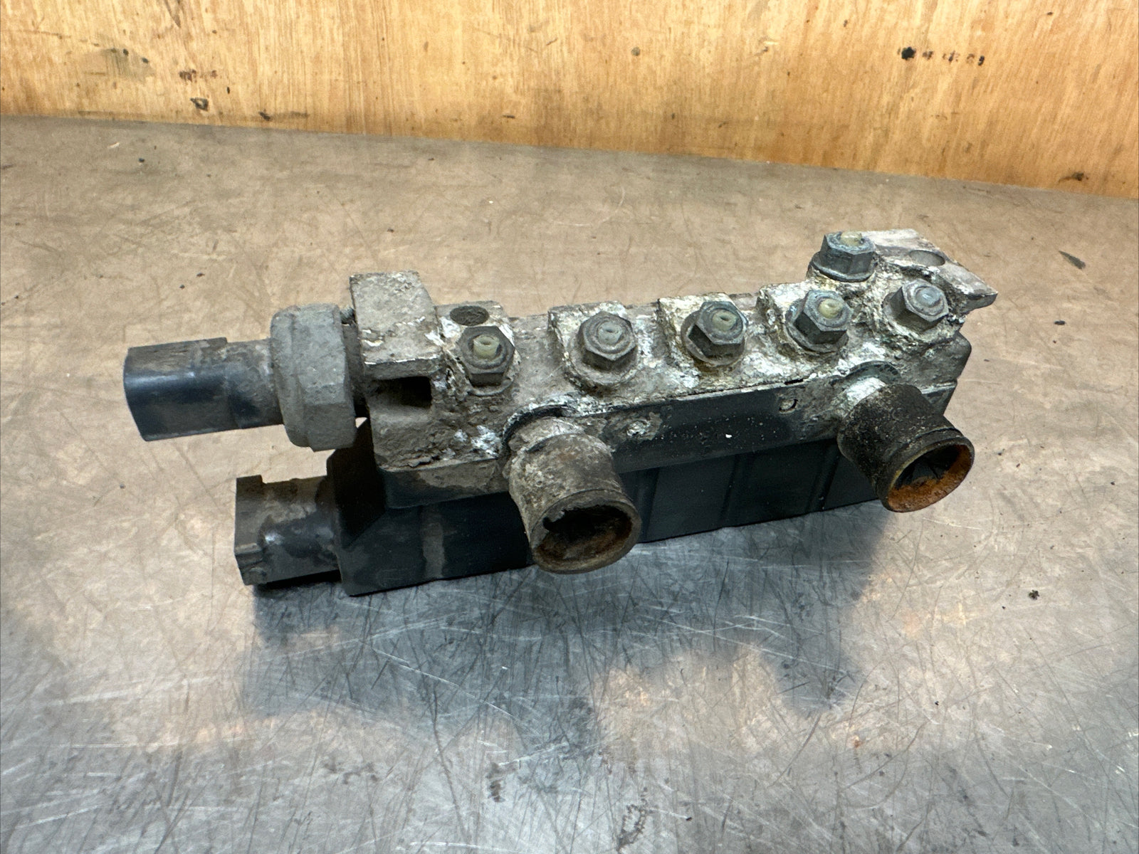 1998-2005 MERCEDES S CLASS W220 AIR SUSPENSION VALVE BLOCK SOLENOID A2203200258