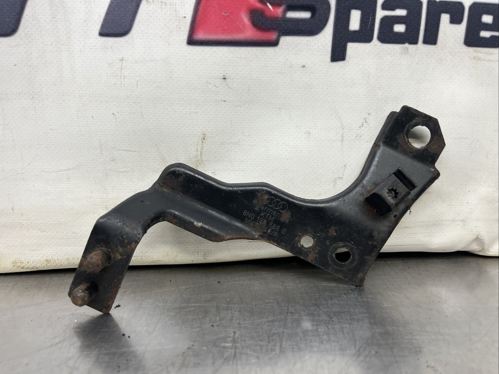 Audi TT Mk1 2004 Power Steering Fluid Bottle Bracket Top Mount 8N0199588B