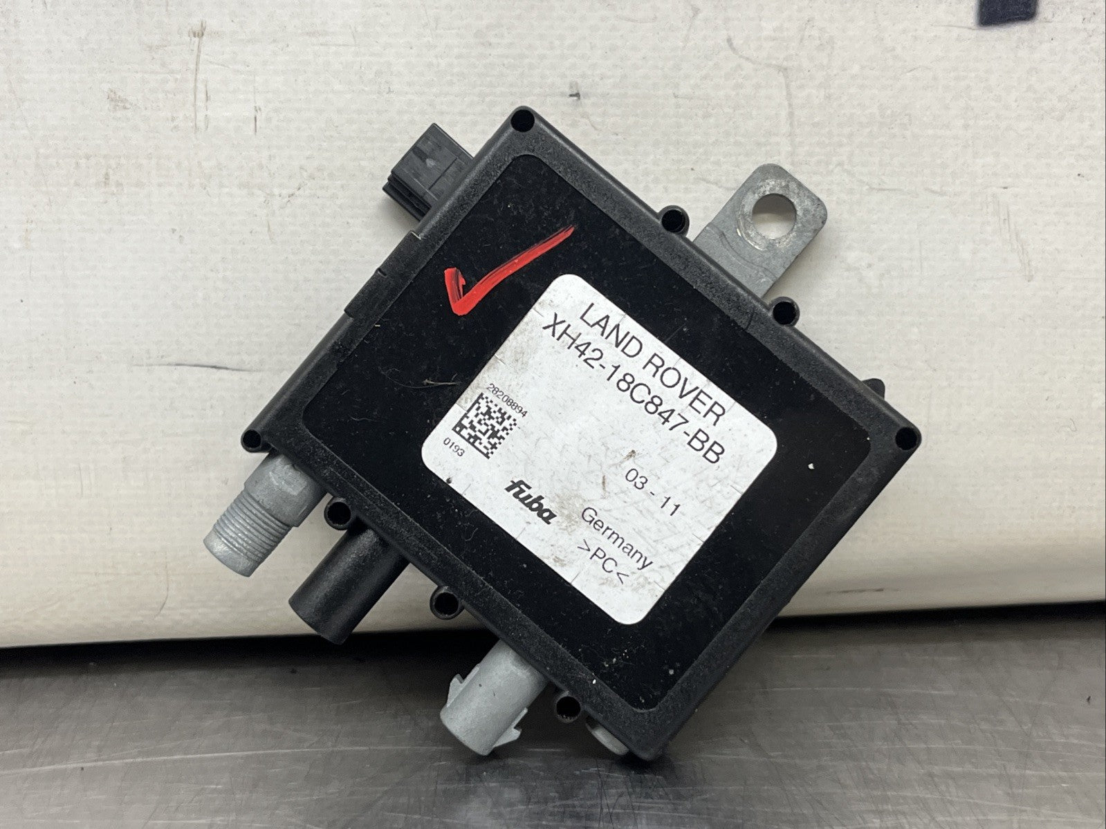 Land Rover Range Rover Vogue 4.4L Radio Antenna Amplifier XH4218C847BB 2009-2012