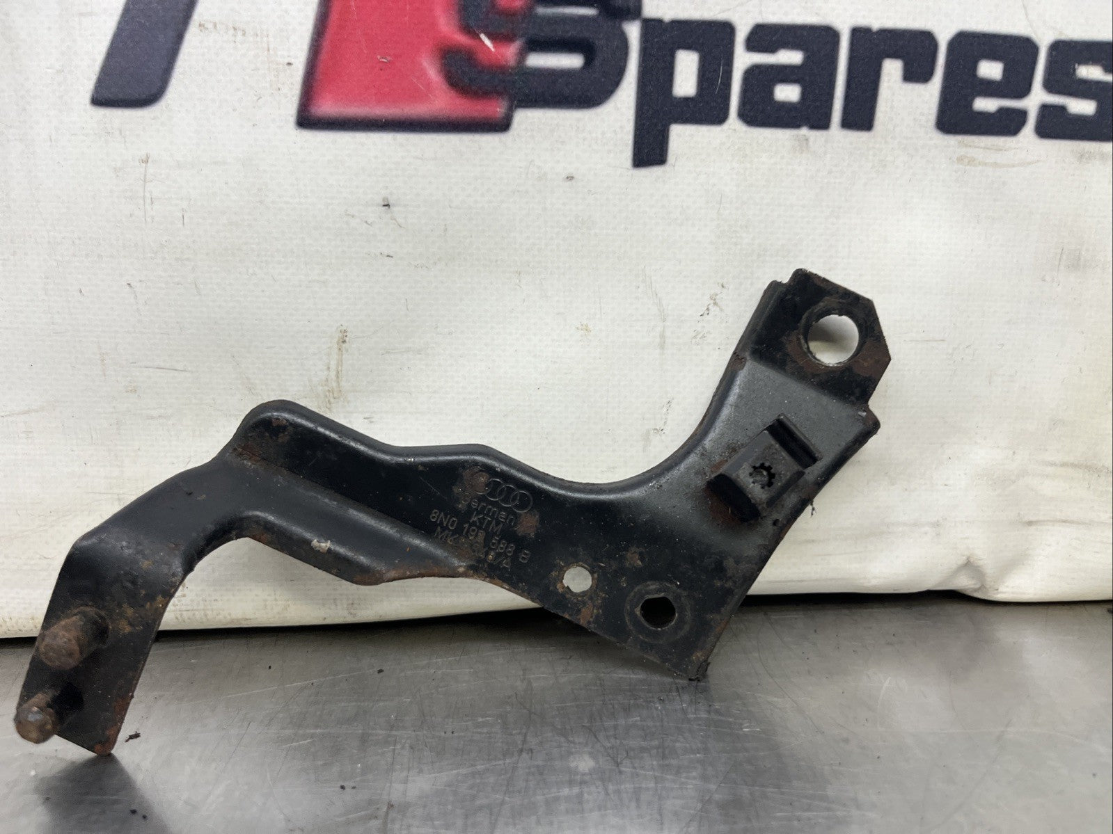 Audi TT Mk1 2004 Power Steering Fluid Bottle Bracket Top Mount 8N0199588B