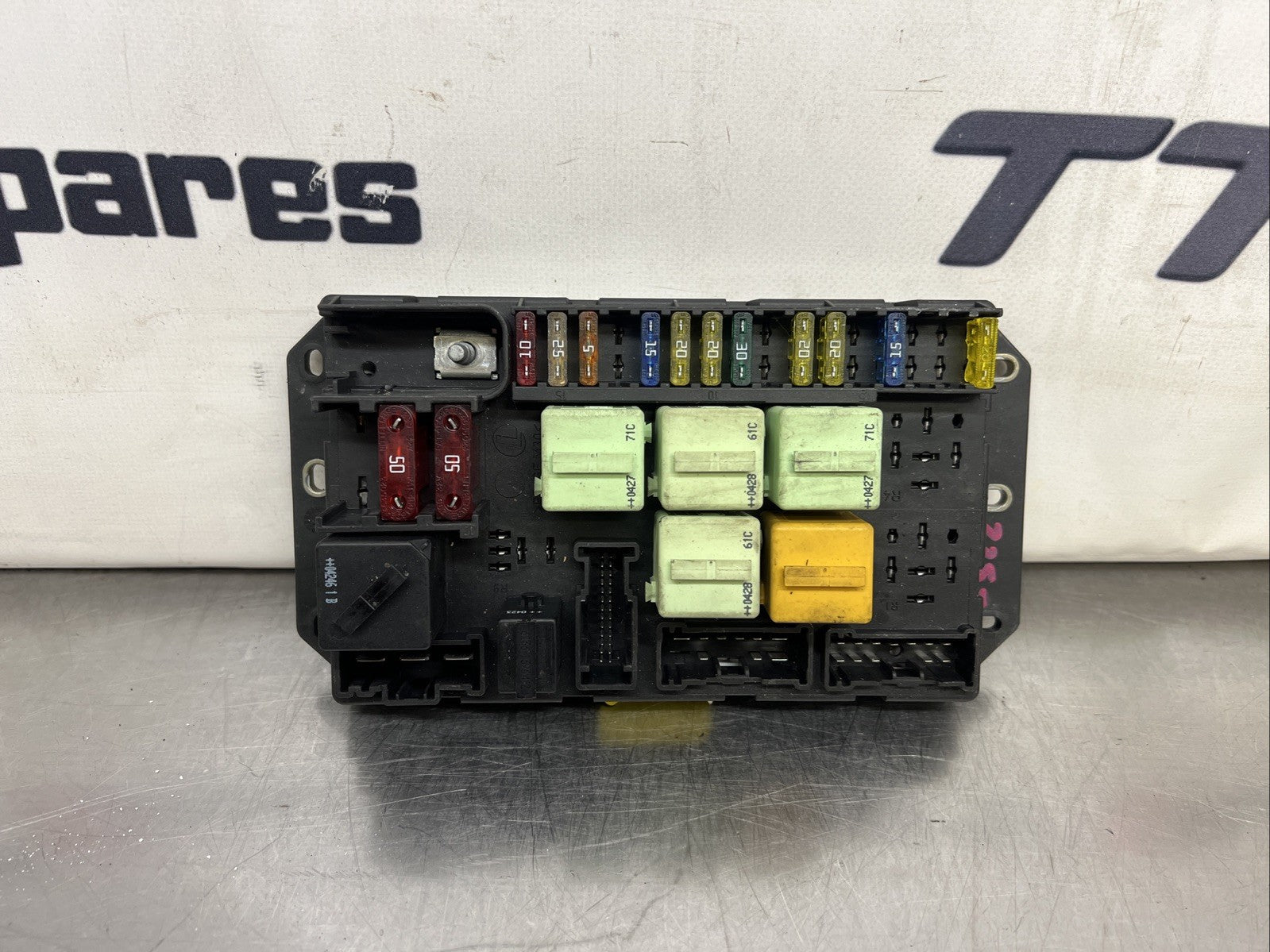 Range Rover L322 ENGINE BAY FUSE BOX & RELAY CONTROL MODULE YQE000351 (02-09)