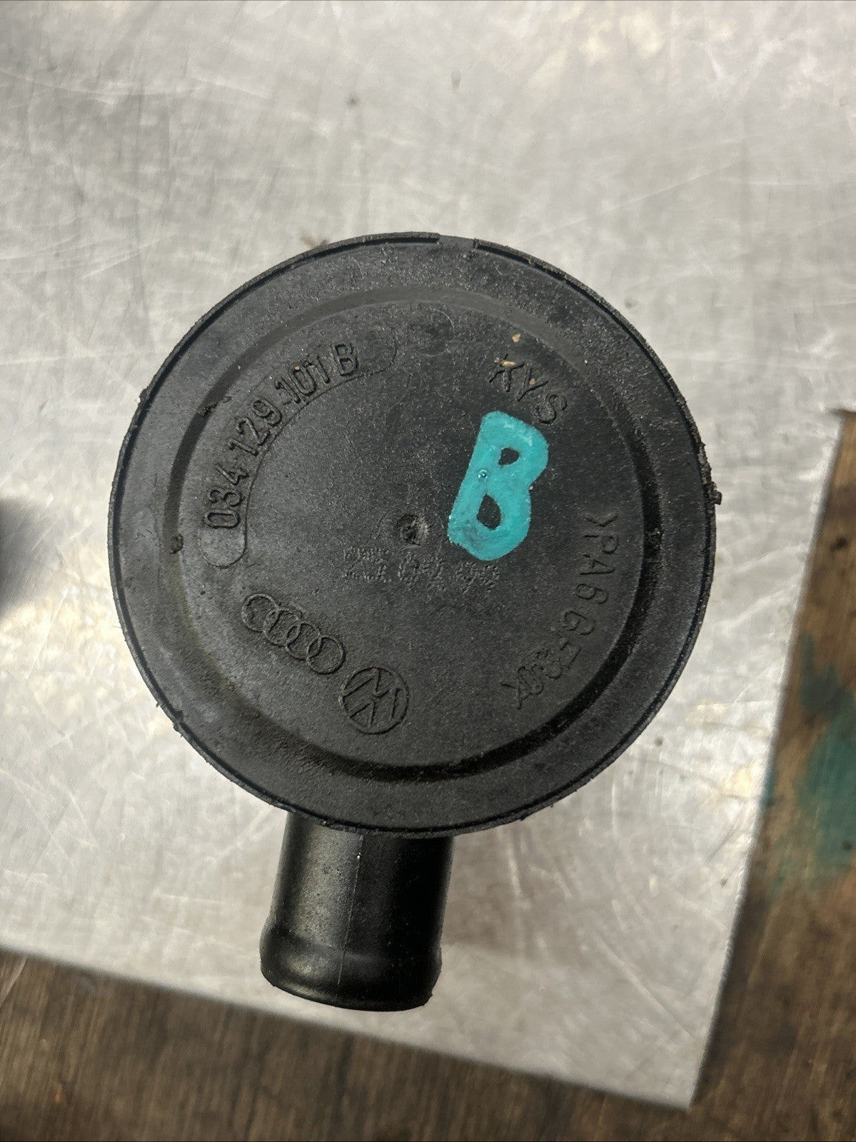 06A129101B Engine Block Breather Valve Audi Skoda Vw 1.8t 06a129101B
