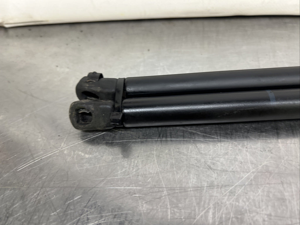 VW Golf MK3 Pair Of Rear Tailgate Struts 1H6827550A