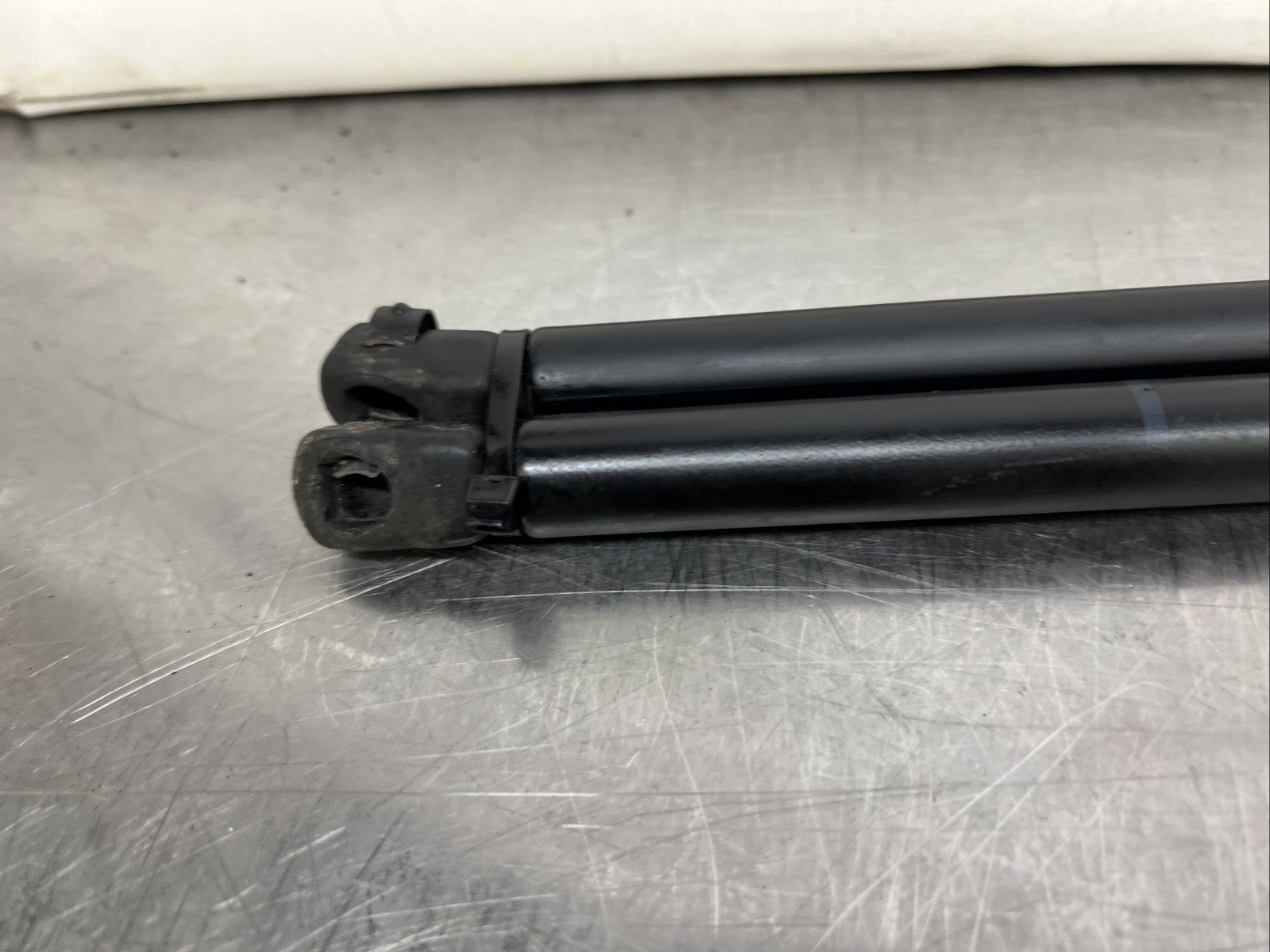 VW Golf MK3 Pair Of Rear Tailgate Struts 1H6827550A