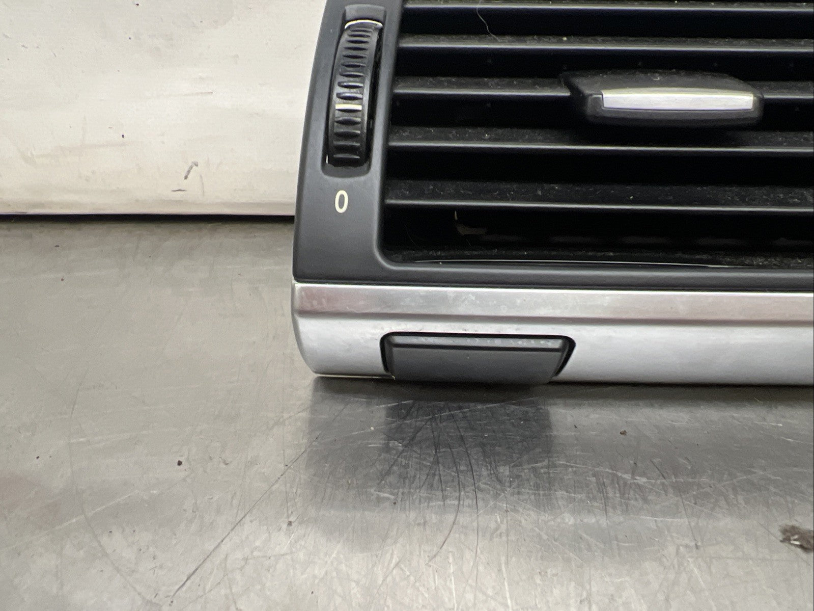 BMW X5 E70 DASHBOARD AIR VENT FRONT CENTRE 9210705 2010