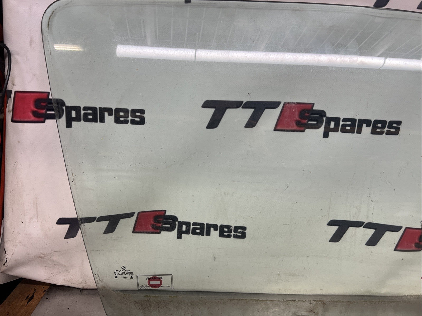 VW GOLF MK3 (1992   1999) 3 DOOR  FRONT RIGHT DRIVERS WINDOW GLASS 1H + P+P 