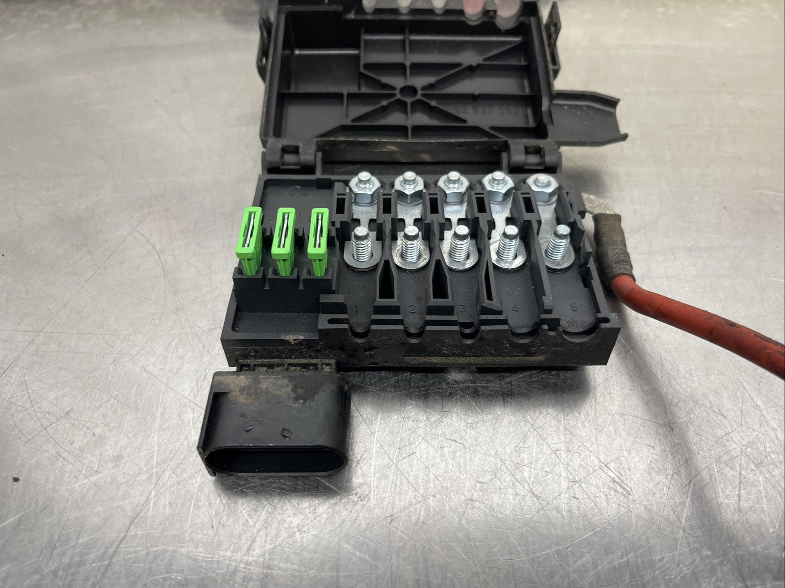 AUDI GENUINE TESTED TT MK1 ENGINE BAY BATTERY TOP FUSE BOX 8N0937550A
