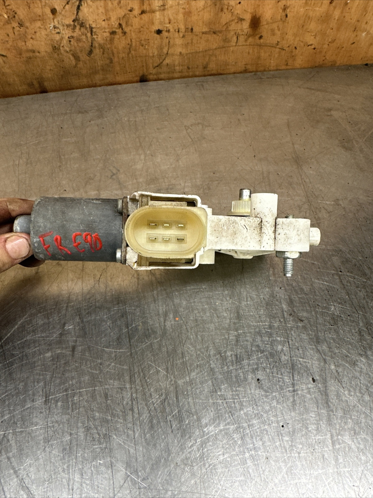 6927028  BMW 3 SERIES E90 E91 FRONT RIGHT WINDOW REGULATOR WITH MOTOR   (F96)