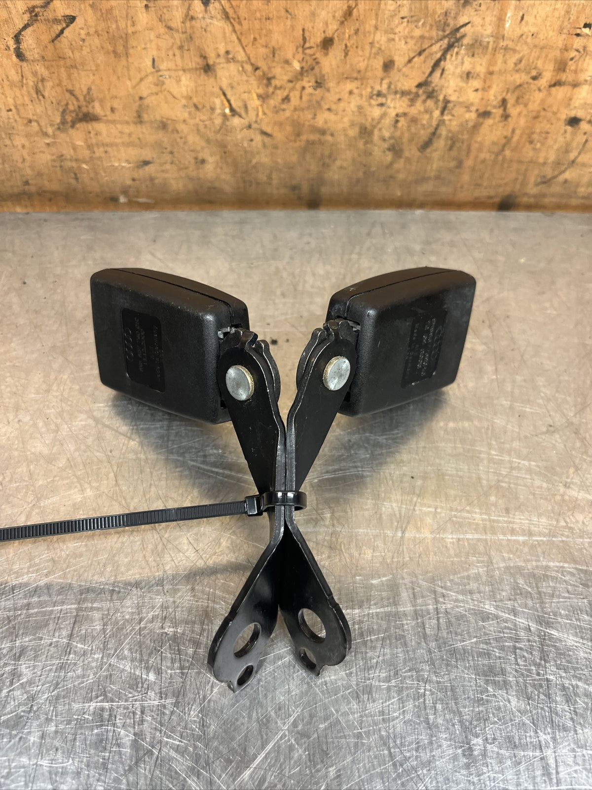 AUDI TT MK1 98-06 8N REAR RIGHT AND LEFT PAIR OF SEAT BELT BUCKLES BUCKLE CLASP.