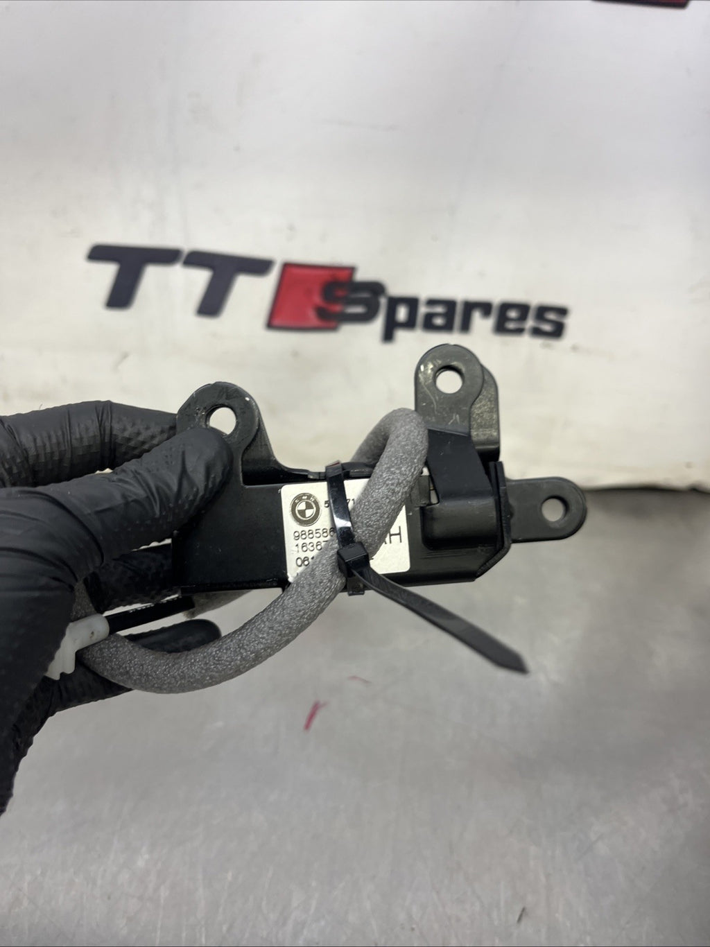 7162147 988586 105  engine bonnet/hood lock release cable bmw x5 e70
