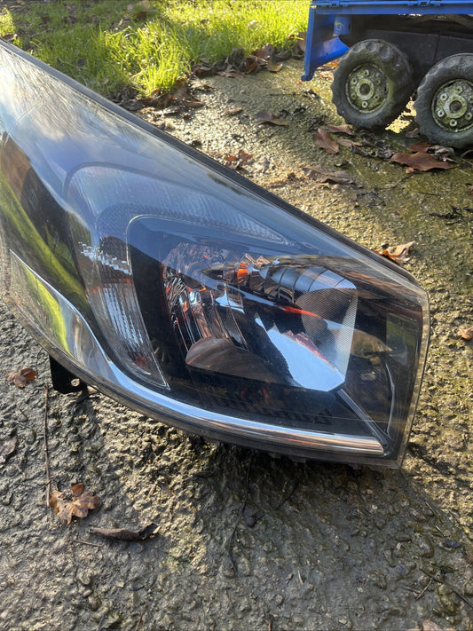 Vauxhall Vivaro X82 14-18 Pre-Facelift Drivers Right Headlight 260101200R