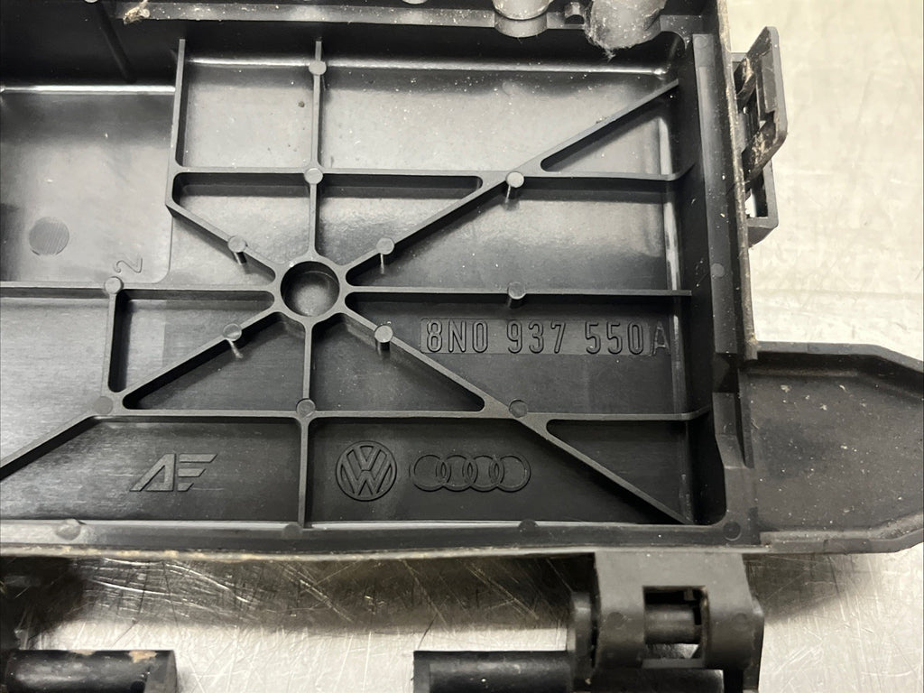 AUDI GENUINE TESTED TT MK1 ENGINE BAY BATTERY TOP FUSE BOX 8N0937550A