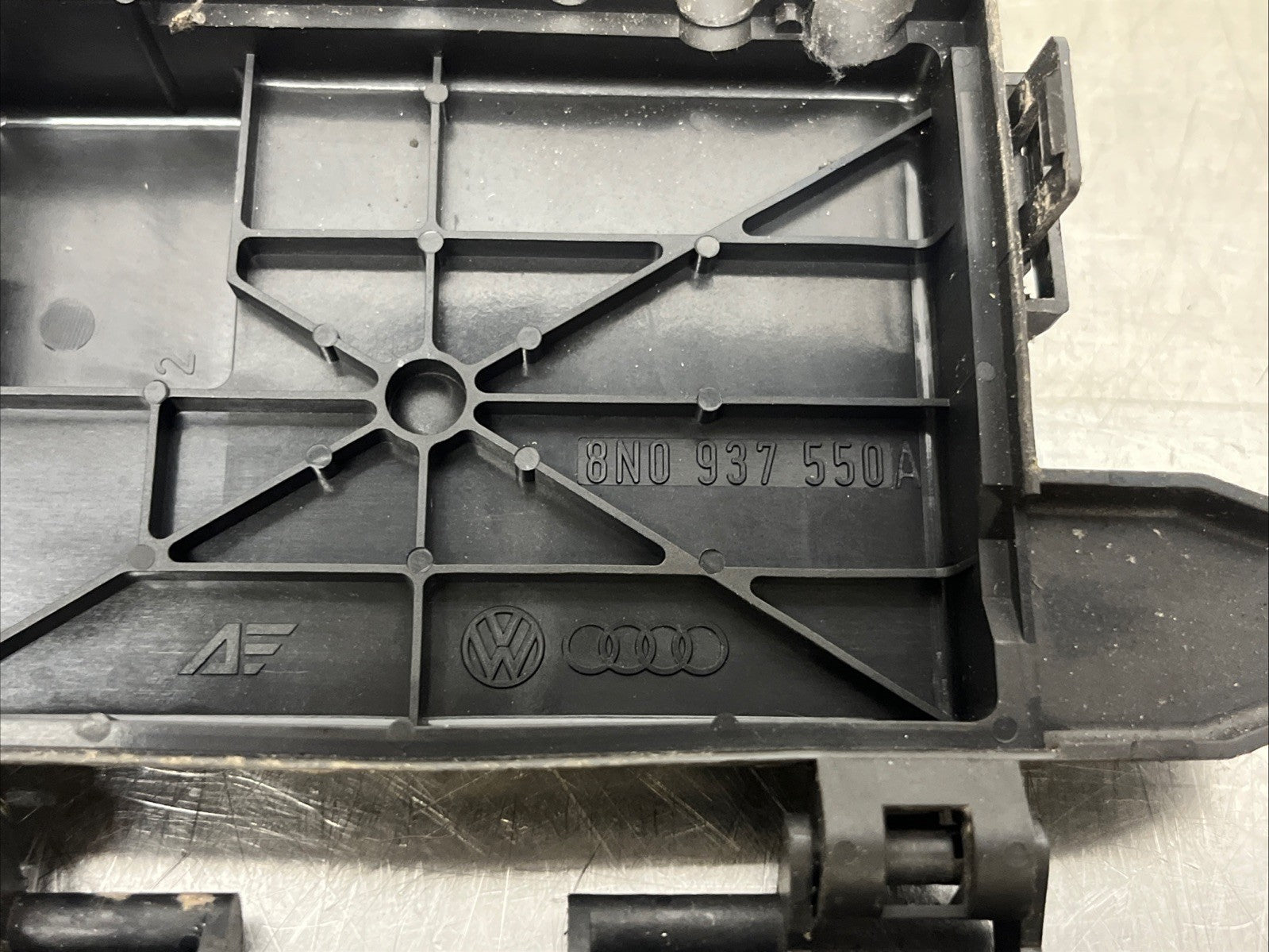 AUDI GENUINE TESTED TT MK1 ENGINE BAY BATTERY TOP FUSE BOX 8N0937550A