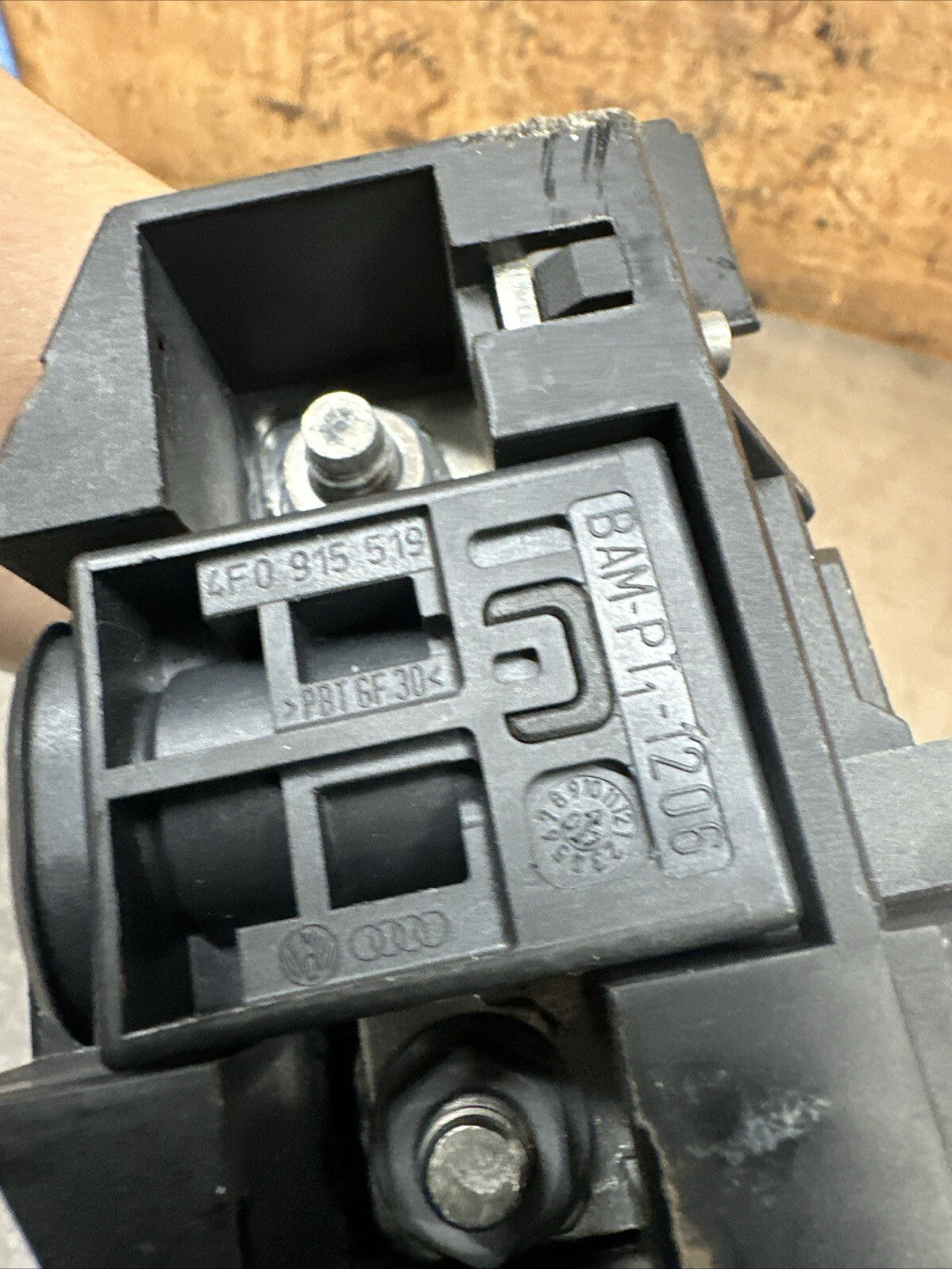 2015 AUDI A5 BATTERY CUT OFF FUSE OVERLOAD PROTECTION TRIP 4F0915519