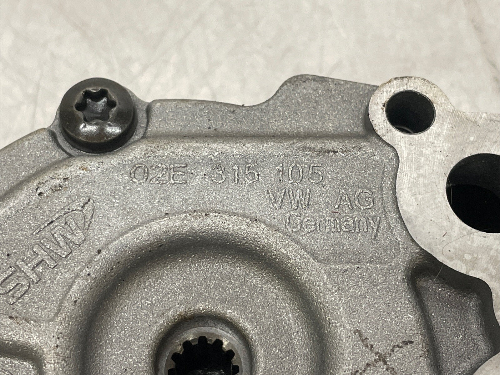 Audi TT TTS Mk2 2009 DSG gearbox oil pump 02E315105 AGR23697