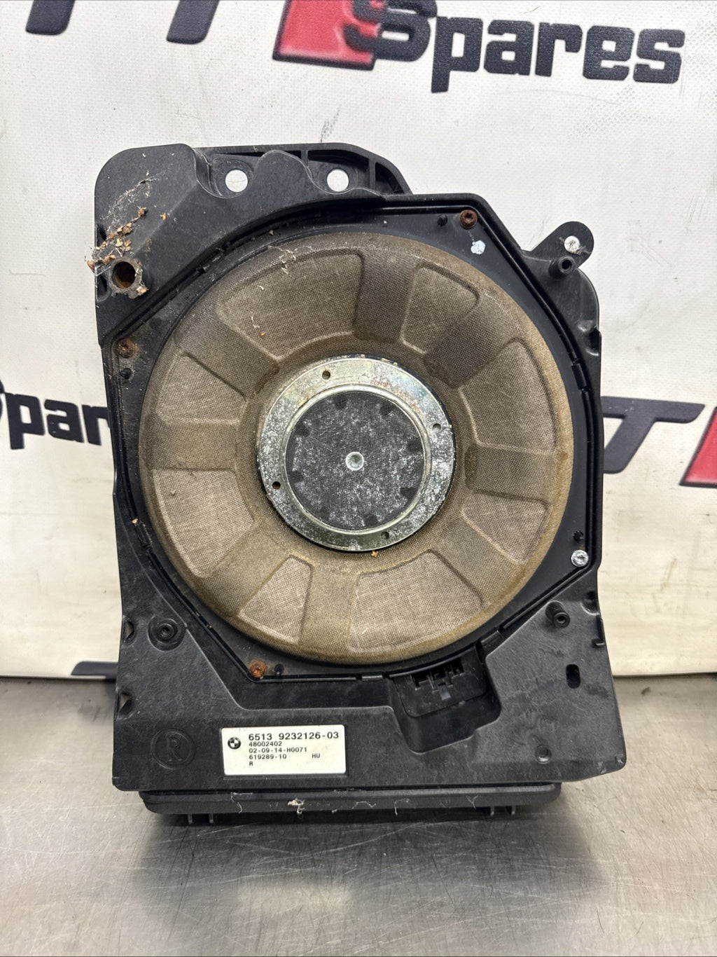 BMW 1 SERIES HARMAN SUBWOOFER WITH COVER DRIVER RIGHT SIDE 9232126 F20 F21 F22