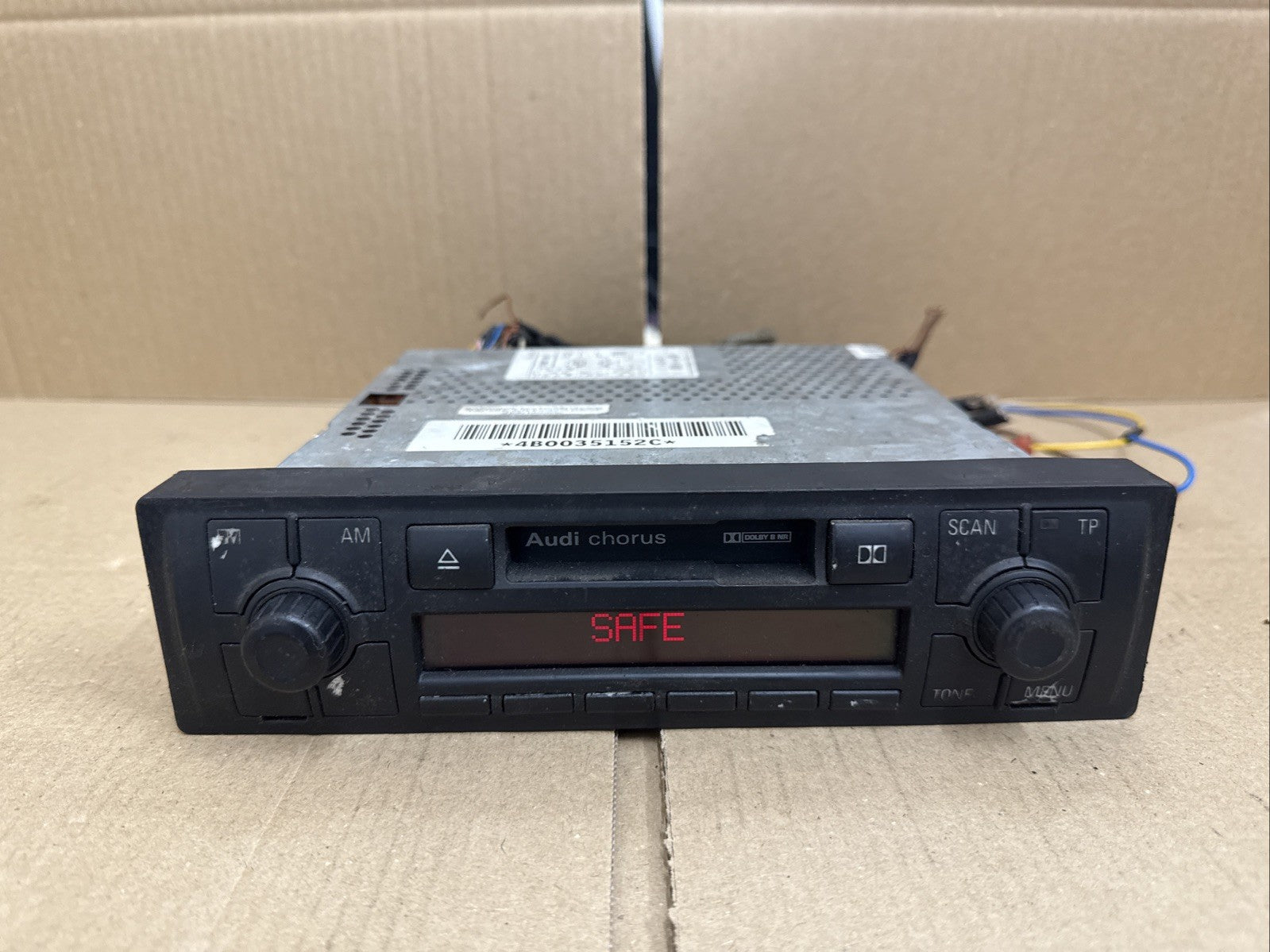 4B0035152C 2003 AUDI TT RADIO STEREO CASSETTE PLAYER HEAD UNIT With No Code