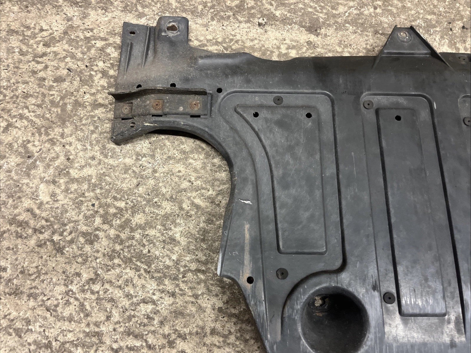 8n0825213e Mk1 TT Fwd Rear Undertray Good Condition