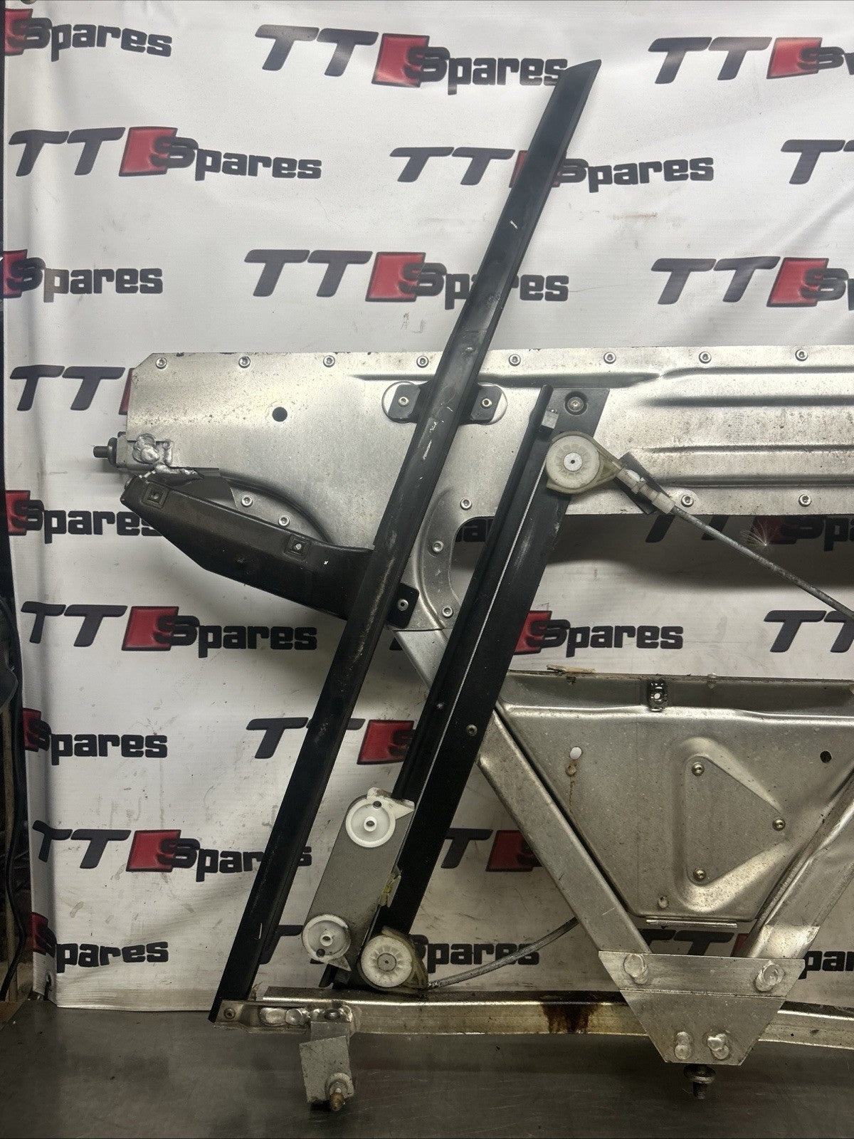 2006 AUDI TT FRONT WINDOW REGULATOR LH PASSENGER SIDE 3 DOOR COUPE 8N8837729B