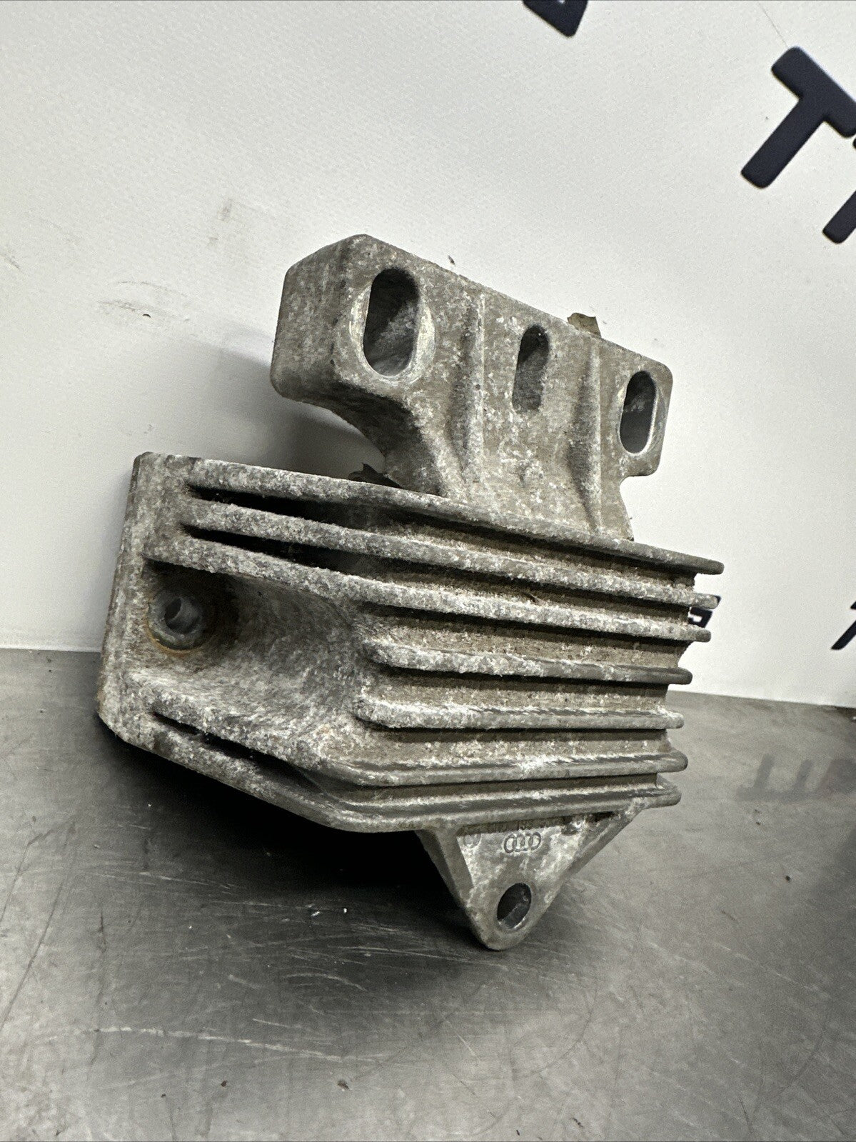 Audi TT 8N Mk1 Left Gearbox Mount 8N0199555C. Good Condition Low Miles