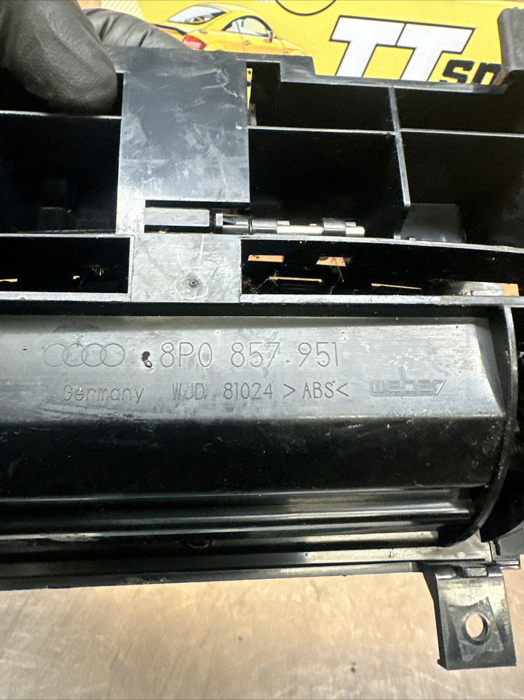 AUDI A3 8P 08-13 FRONT CENTRE CONSOLE STORAGE COMPARTMENT ASHTRAY 8P0857951