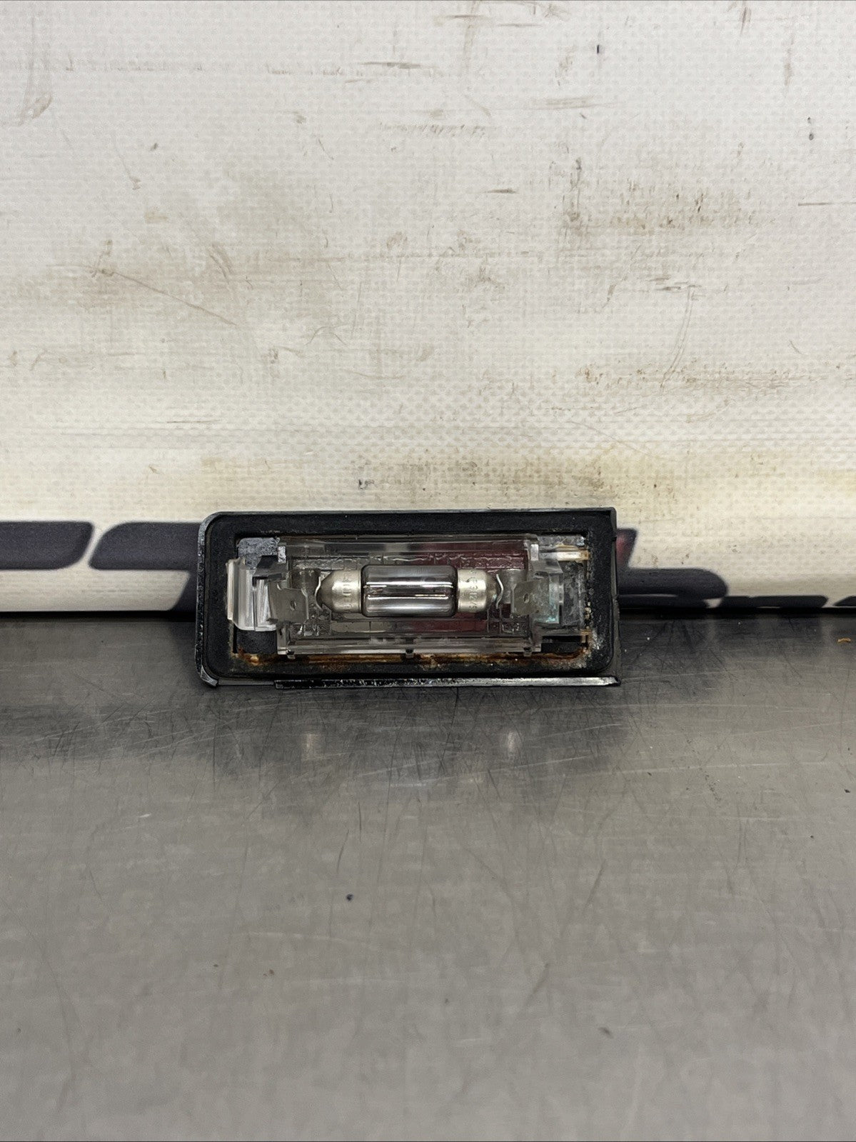 8N0943022A 1x GENUINE AUDI TT MK1 03-06 RIGHT N/S REAR NUMBER PLATE LIGHT