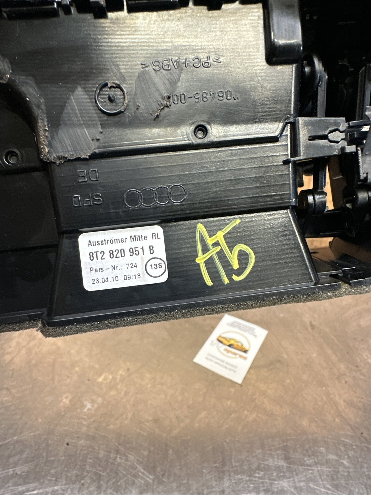 AUDI A4 B8 A5 8T CENTRE AIR VENT 8T2820951B (B2557)