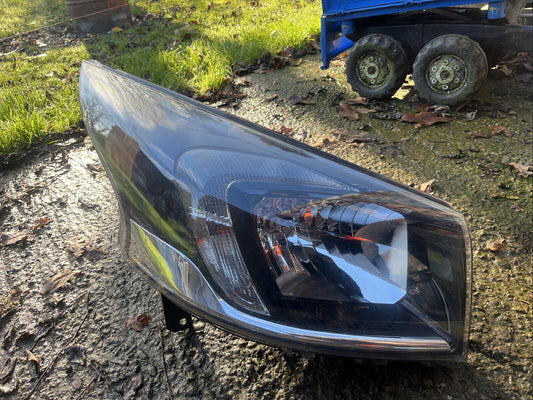 Vauxhall Vivaro X82 14-18 Pre-Facelift Drivers Right Headlight 260101200R