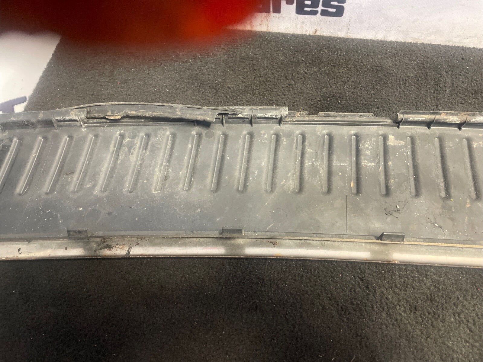 GENUINE RANGE ROVER SPORT 2005 - 2012 TAILAGTE SCUFF PLATE LR007322