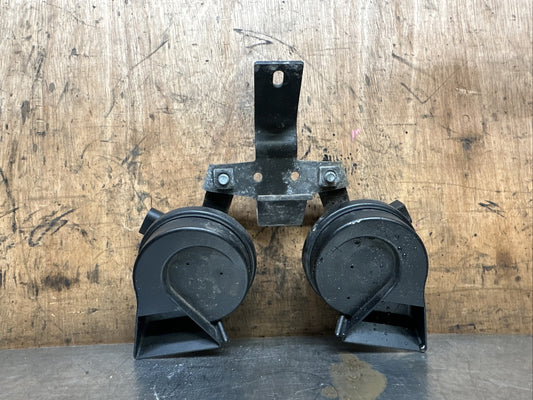 Audi TT 8N Mk1 1998-2006 PAIR of Horns / Sirens / Klaxons inc Mount Brackets