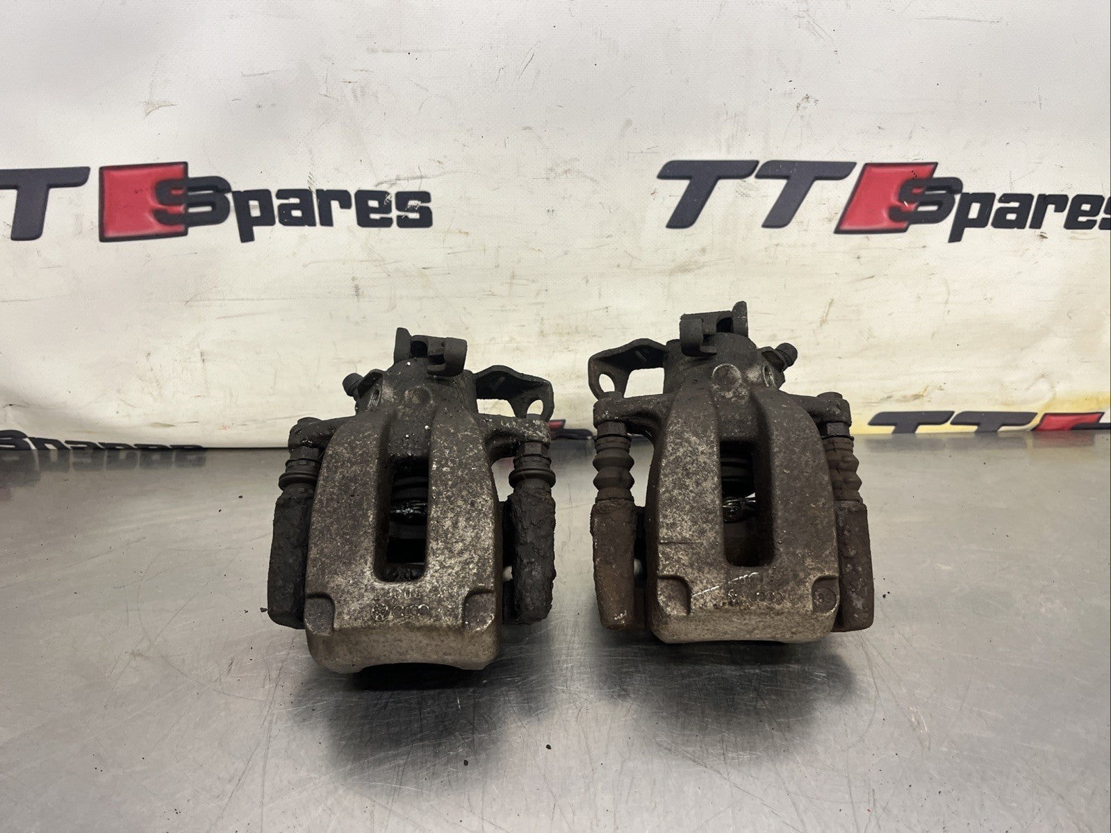 AUDI TT MK1 8N 225 / V6 PAIR OF REAR BRAKE CALIPERS CARRIERS GOLF UPGRADE 256MM