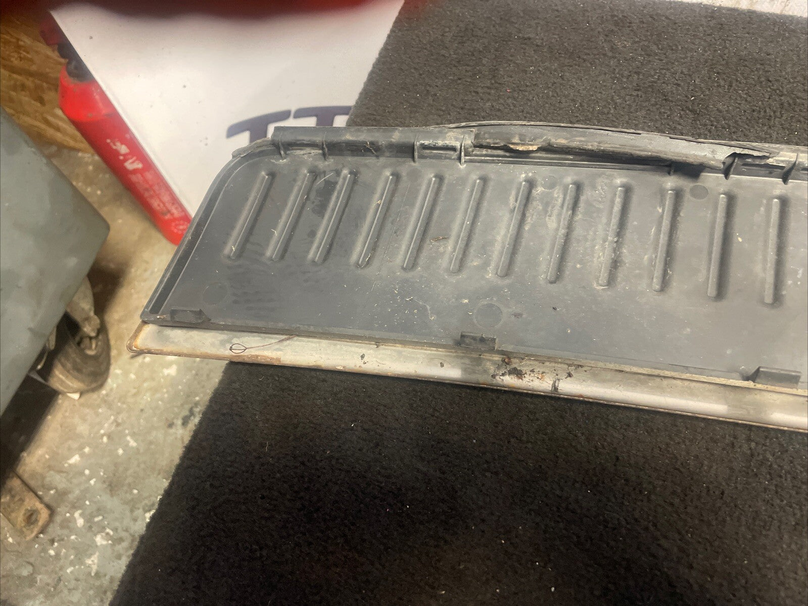 GENUINE RANGE ROVER SPORT 2005 - 2012 TAILAGTE SCUFF PLATE LR007322
