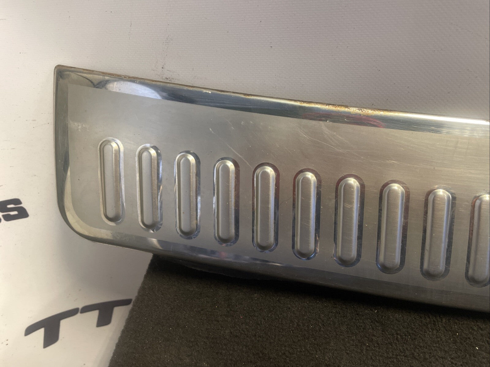 GENUINE RANGE ROVER SPORT 2005 - 2012 TAILAGTE SCUFF PLATE LR007322