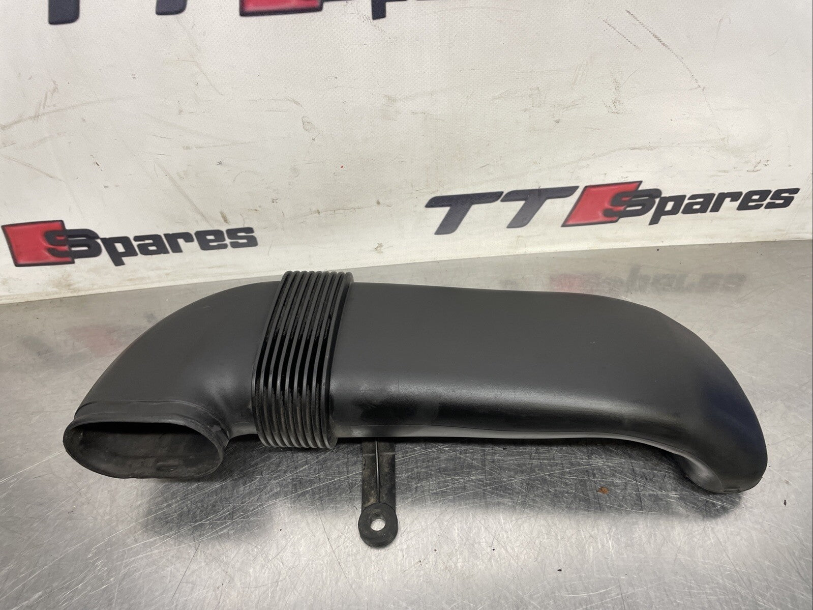 BMW X5 INTAKE AIR DUCT LOWER PIPE E70 E71 X5 X6 3.0D 30D PART OF 7799364