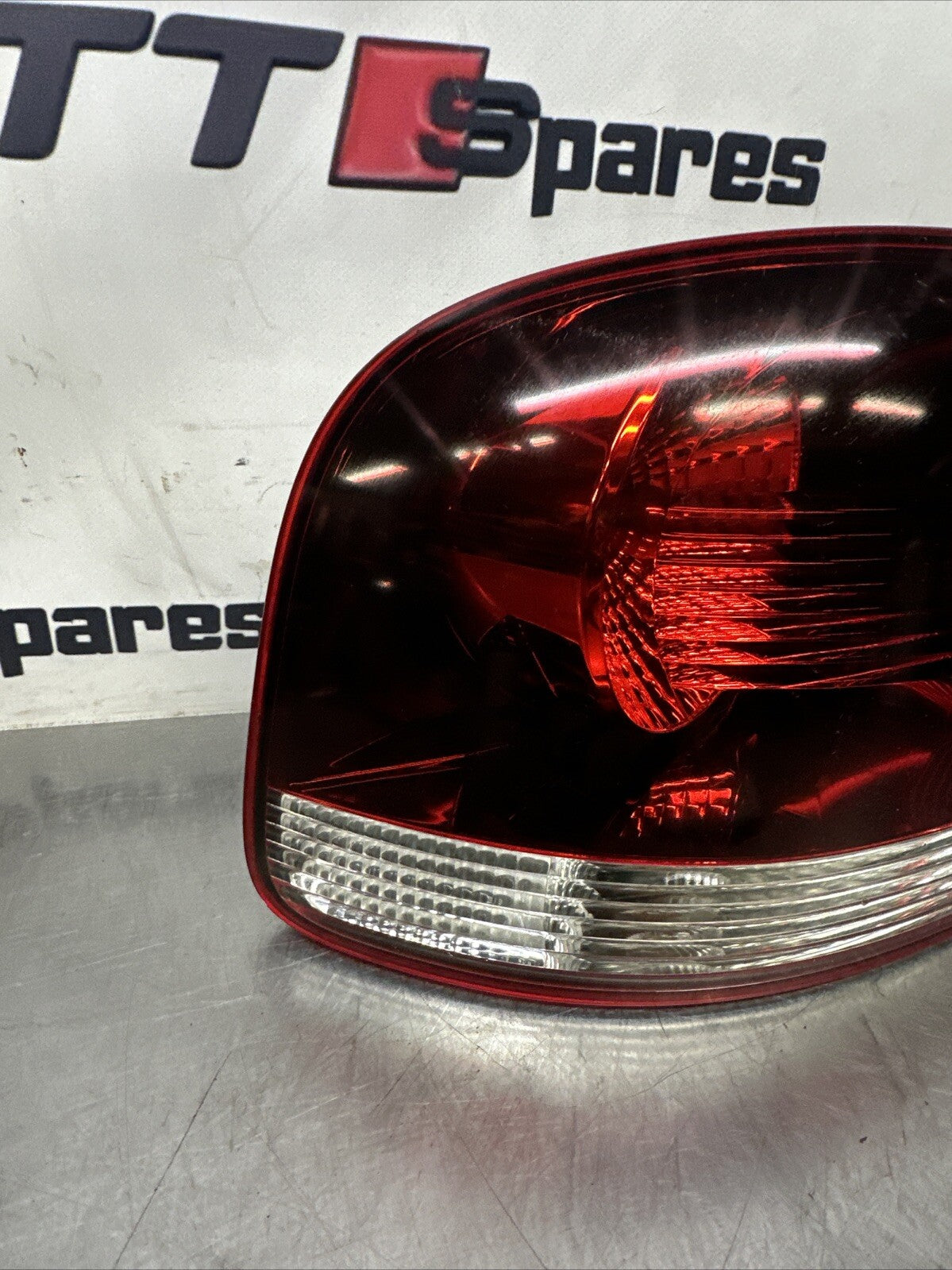 28259002 VOLKSWAGEN TOUAREG SPORT PASSENGER SIDE OUTER REAR LIGHT UNIT (2005) 